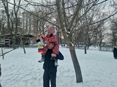 В парке имени Анатолия Дурова в преддверии праздника Дня защитника Отечества дети вместе с родителями развесили кормушки для птиц