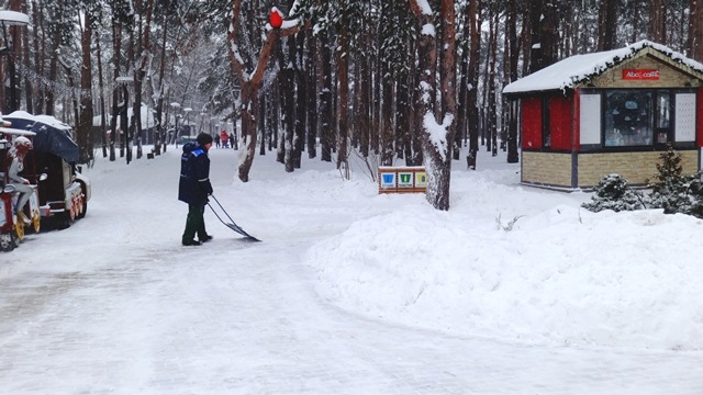 В парках города продолжаются работы по расчистке аллей и дорожек от снега В парках города продолжаются работы по расчистке аллей и дорожек от снега