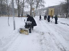 В городских парках и скверах проводится уборка снега