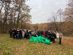 На субботнике городское управление экологии организовало уборку территорий парков и скверов