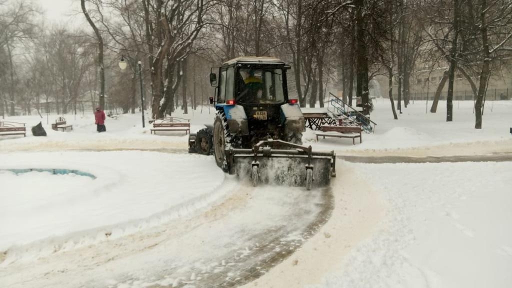 Во всех парках и скверах Воронежа проводятся работы по очистке от снега Во всех парках и скверах Воронежа проводятся работы по очистке от снега