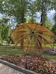 Арт-объект в виде зонта размещен в Воронежском центральном парке 